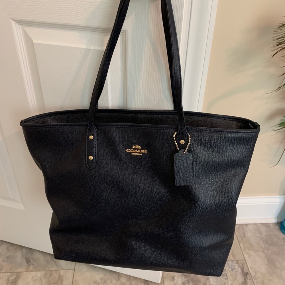 COACH City Zip Tote in CrossGrain Leather